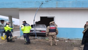 Eyyübiye'de Kontrolden Çıkan Araç Taziye Evine Daldı: 1 Yaralı