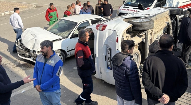 Karaköprü'de Trafik Kazası: Hafif Ticari Araç Ters Döndü, Yaralı Var