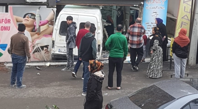 Şanlıurfa'da Minibüs Bayan Kuaförüne Daldı!