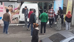 Şanlıurfa'da Minibüs Bayan Kuaförüne Daldı!