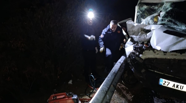 Şanlıurfa'da minibüs tırı arkadan çarptı, 9 yaralı 
