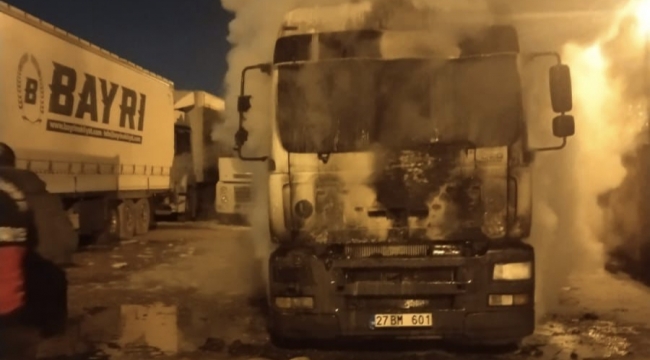 Birecik'te Tır Garajında Yangın: Bir Tır Yandı