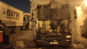 Birecik'te Tır Garajında Yangın: Bir Tır Yandı