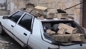 Eyyübiye'de Bir Anda Oldu: Otomobil Duvarın Altında Kaldı