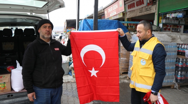 Haliliye Belediyesi'nden Anlamlı Bayrak Dağıtımı