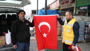 Haliliye Belediyesi'nden Anlamlı Bayrak Dağıtımı