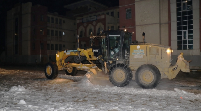 Haliliye'de okullarda kar temizliği için yoğun mesai 