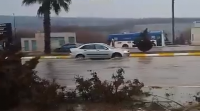 Karaköprü'yü Sağanak Vurdu: Yollar Göle Döndü
