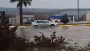 Karaköprü'yü Sağanak Vurdu: Yollar Göle Döndü