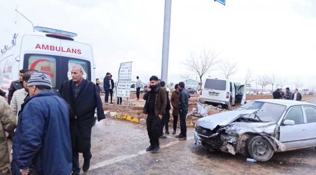 Şanlıurfa'da 2 Otomobil Kafa Kafaya Çarpıştı, 4 Yaralı