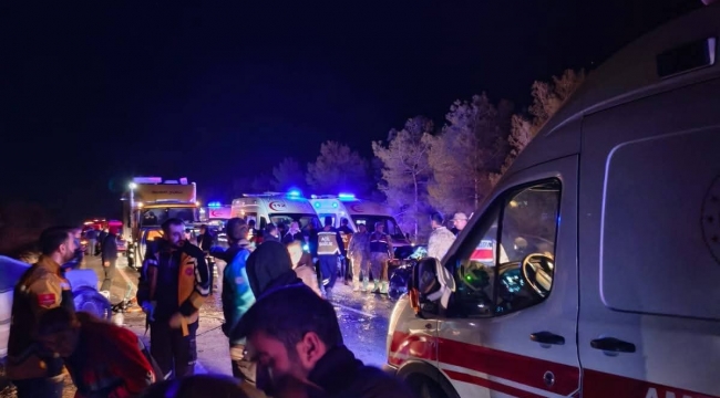 Şanlıurfa'da iki otomobil kafa kafaya çarpıştı, 9 yaralı 