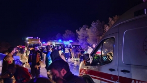 Şanlıurfa'da iki otomobil kafa kafaya çarpıştı, 9 yaralı 