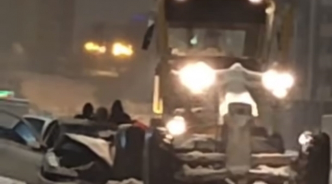 Şanlıurfa'da Kar Küreme Aracına Çarpan Otomobilde 2 Yaralı