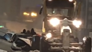 Şanlıurfa'da Kar Küreme Aracına Çarpan Otomobilde 2 Yaralı