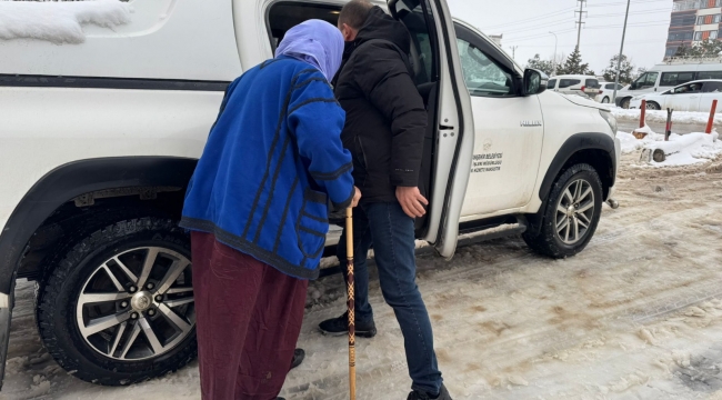 Viranşehir Belediyesi'nden Diyaliz Hastasına Kar Mesaisinde Destek
