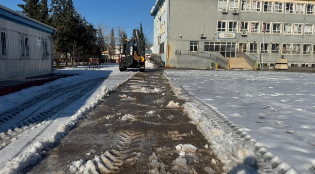 Viranşehir'de Okul Bahçeleri Kardan Temizlendi