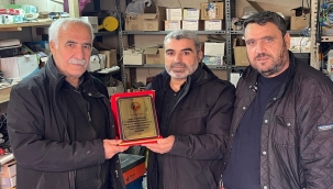 Viranşehir Gazeteciler Derneği'nden Duayen Gazeteciye Plaket