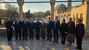 Bakan Mahinur Özdemir Göktaş Balıklıgöl'de