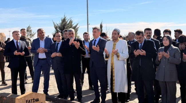 Bakan Tekin Deprem Şehitleri İçin Karanfil Bıraktı