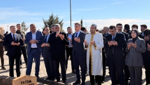 Bakan Tekin Deprem Şehitleri İçin Karanfil Bıraktı