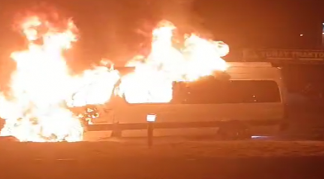 Birecik'te Alev Alev Kaza! İki Araç Küle Döndü