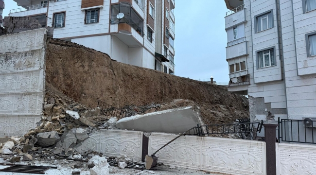 Karaköprü'de binanın istinat duvarı çöktü 