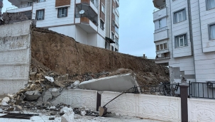 Karaköprü'de binanın istinat duvarı çöktü 