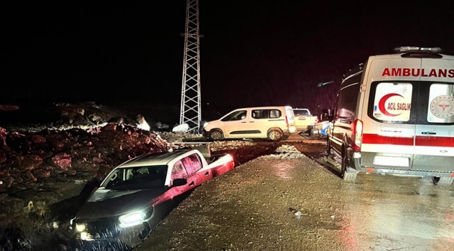 Şanlıurfa'da Kamyonet Şarampole Devrildi: 3 Yaralı