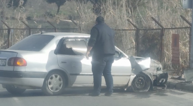 Şanlıurfa'da Virajı Alamayan Araç Direğe Çarptı