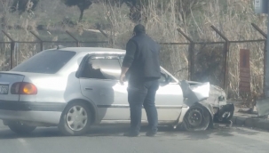 Şanlıurfa'da Virajı Alamayan Araç Direğe Çarptı