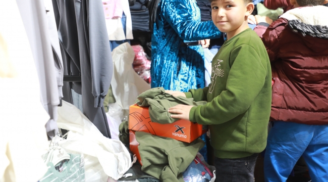 Başkan Özyavuz,  Bayram öncesi yüzlerce çocuğu sevindirdi 