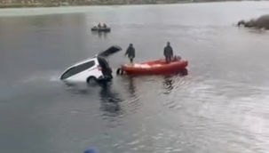 Birecik'te Araç Fırat Nehri'ne Düştü: Arama Çalışmaları Sürüyor