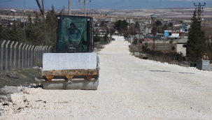 Büyükşehir, Karaköprü'de 14 Km'lik Grup Yolunu Sıcak Asfaltla Buluşturuyor