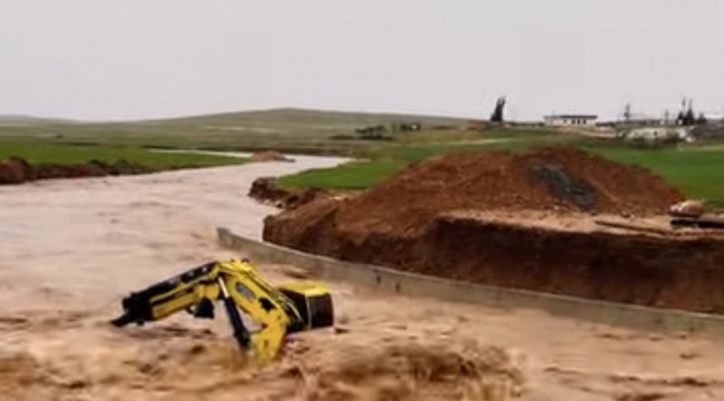 Eyyübiye'de dere taştı: Köprü çalışmasındaki iş makinesi mahsur kaldı