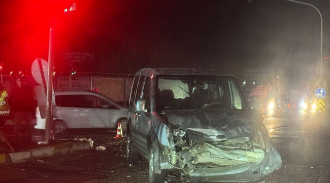 Haliliye'de Otomobil ile Ticari Araç Çarpıştı