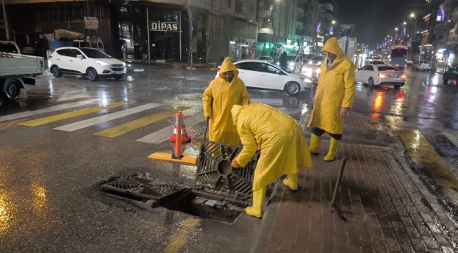 Haliliye'de sağanak yağışa karşı yoğun mesai: Ekipler sahada 