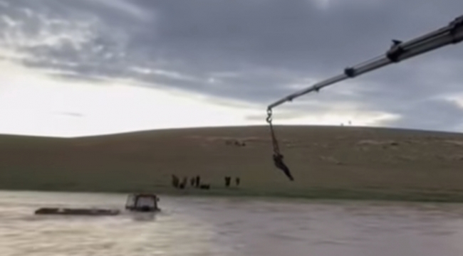 Şanlıurfa'da Derede Mahsur Kalan Traktör, Ekiplerin Çabasıyla Çıkarılacak