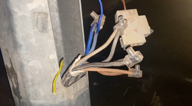 Viranşehir'de Aydınlatma Direklerinden Evlere Kaçak Hat 