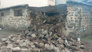 Yağmur Şanlıurfa'yı Vurdu! Bir Evin Duvarı Çöktü