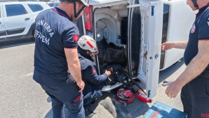 Haliliye'de korkutan kaza: Sürücü sıkıştığı yerden kurtarıldı