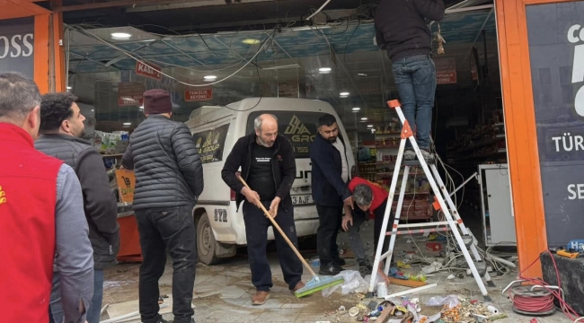 Harran'da Faciadan Dönüldü! Otomobil Marketi Parçaladı