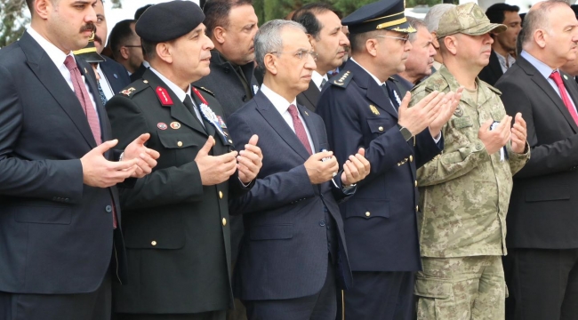 Protokol Şehitlikte Buluştu: Karanfiller Bırakıldı