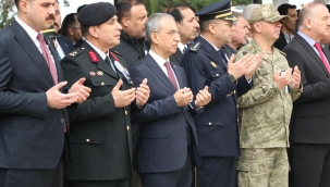 Protokol Şehitlikte Buluştu: Karanfiller Bırakıldı
