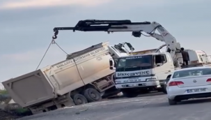 Şanlıurfa'da Kamyon Şarampole Yuvarlandı, 1 Yaralı