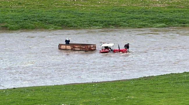 Suya Girdi, Çıkamadı! Traktör ve İçindekiler Mahsur