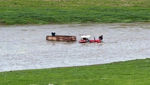 Suya Girdi, Çıkamadı! Traktör ve İçindekiler Mahsur