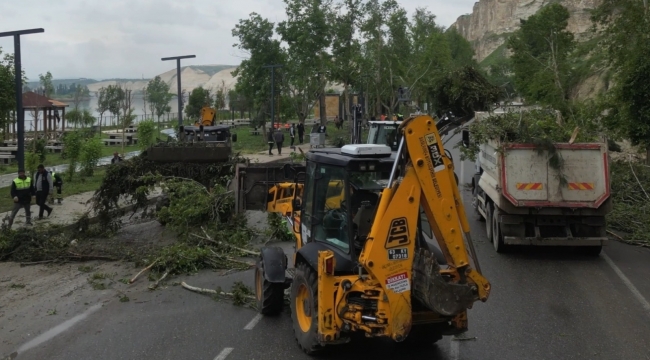 Büyükşehir, Birecik'te Afetin 3. Gününde De Sahada