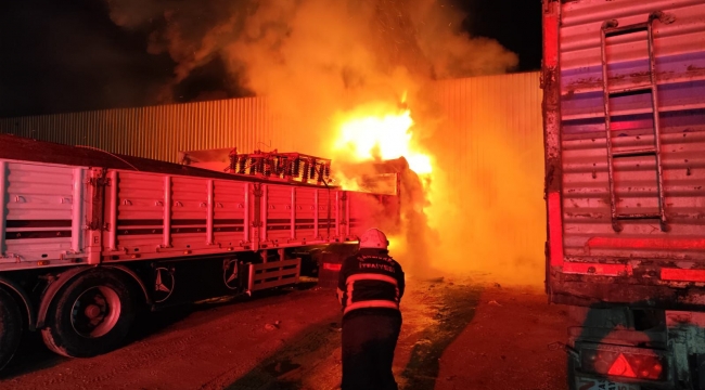 Şanlıurfa'da Korkutan Yangın: 3 Araç Küle Dönmekten Son Anda Kurtarıldı