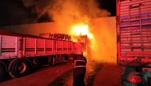 Şanlıurfa'da Korkutan Yangın: 3 Araç Küle Dönmekten Son Anda Kurtarıldı