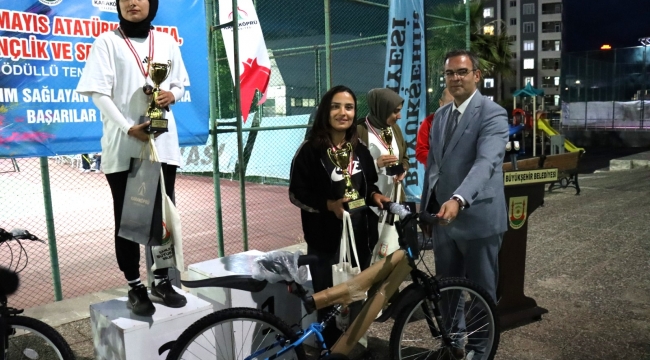 Şanlıurfa'da Ödüllü Tenis Turnuvası Finalle Sona Erdi